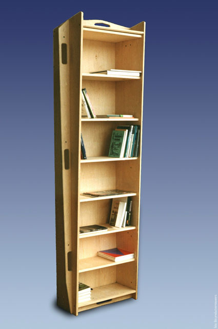 houten boekenkast met wat boeken er in