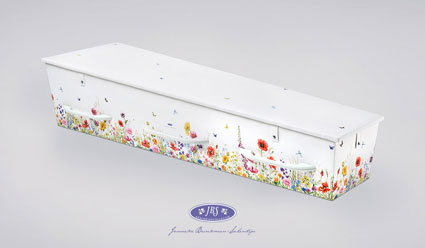 witte houten grafkist met bloemen prints aan de zijkant